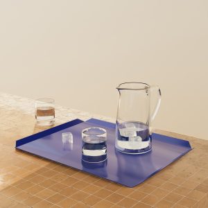 מגש מתכת בצבע כחול מלכותי